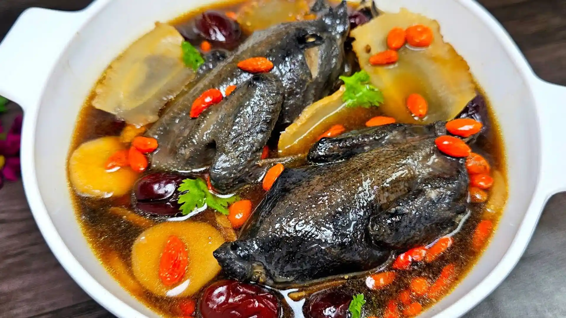 Bài thuốc từ gà ác và các loại thuốc bắc quý