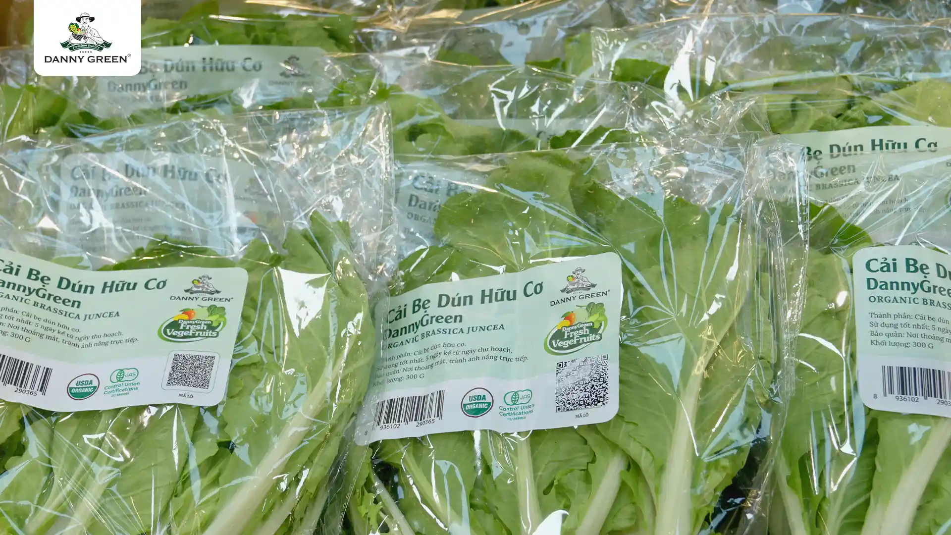 Cải Bẹ Dún Hữu Cơ DannyGreen tại kệ hàng DannyGreen BioMarkt